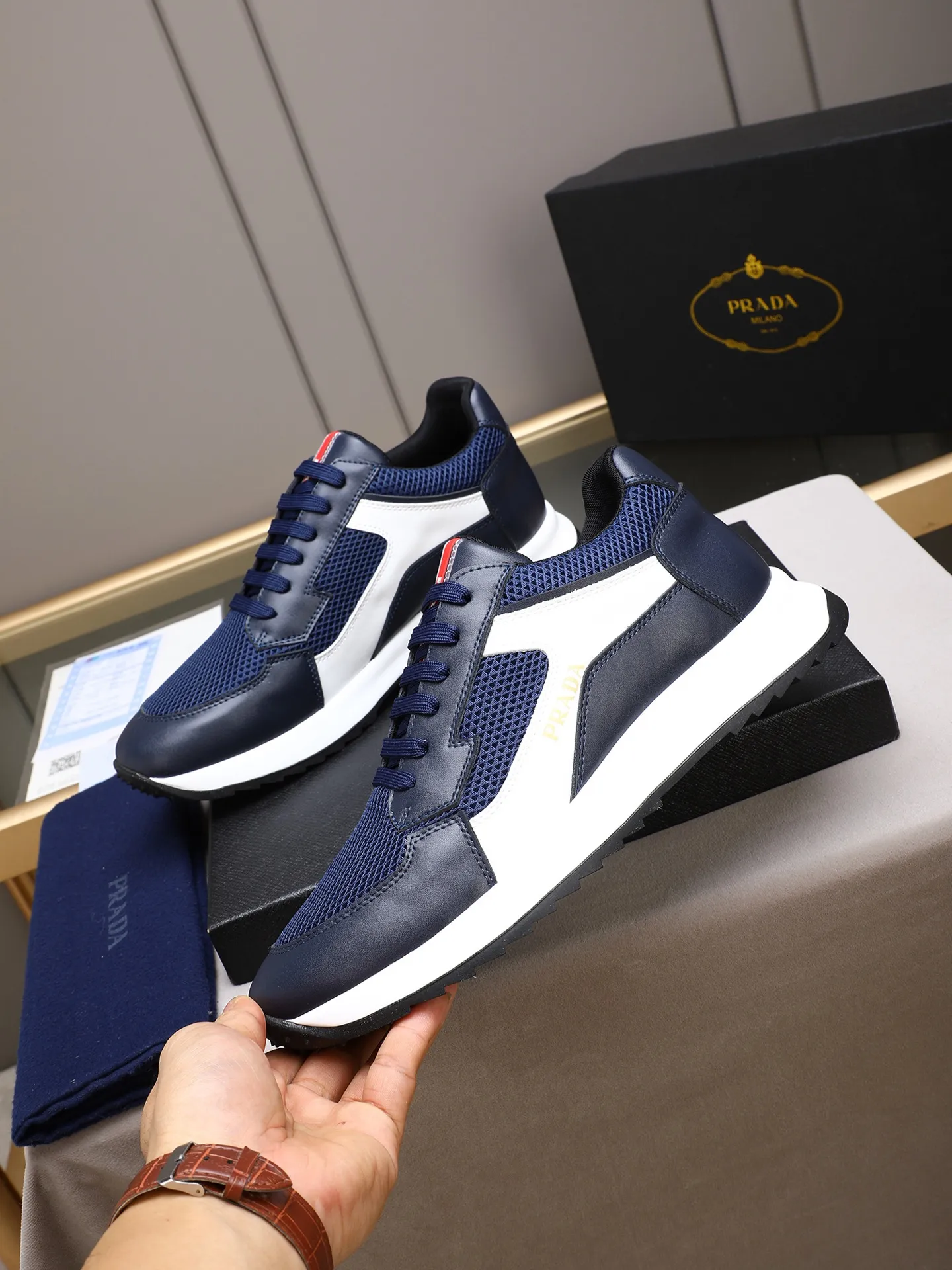 Men's shoes 💰460 Prada/Prada's new men's casual sports shoes, low-top lace-up sports shoes, fashionable and generous style, made of first-layer cowhide stitching and breathable mesh, soft, comfortable and breathable, tongue letter LOGO, finely crafted details, lightweight foam sole, fashionable and versatile! Size: 38-44 (45 customized)
